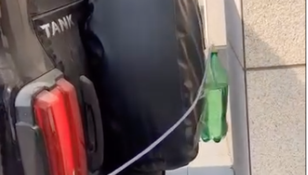 La botella en la parte trasera del coche