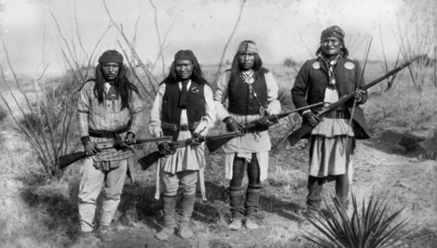 De derecha a izquierda, el líder apache Gerónimo, Yanozha (cuñado de Gerónimo), Chappo (hijo de Gerónimo con su segunda esposa) y Fun (hermanastro de Yanozha) en 1886. Tomada por C. S. Fly