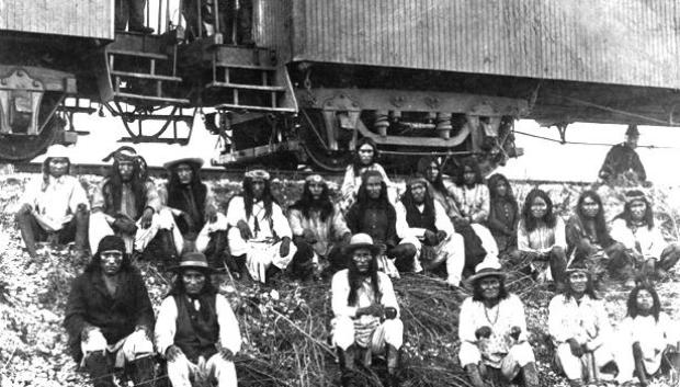 Banda de prisioneros indios apaches en el área de descanso junto al ferrocarril Southern Pacific, cerca del río Nueces, Texas, 10 de septiembre de 1886.