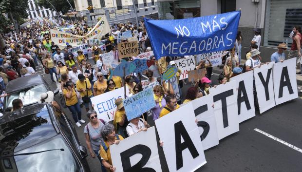 Manifestantes en Canarias contra el turismo