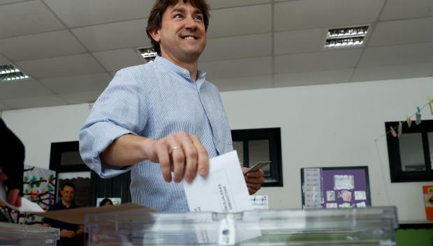 El secretario general del PSE-EE, Eneko Andueza, durante su voto en el 28-M en un colegio electoral en Portugalete (Bizkaia)