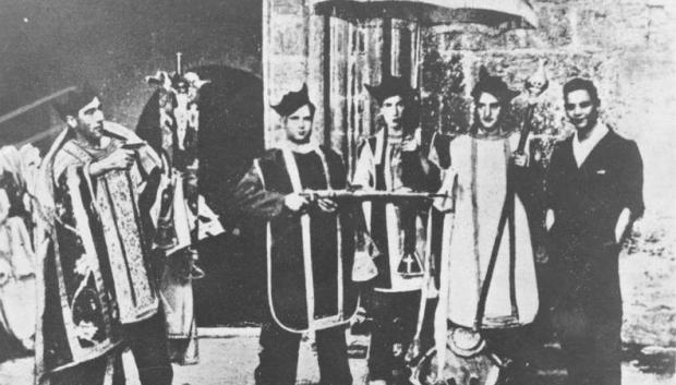 Milicianos vestidos con ropas litúrgicas tras el saqueo de una iglesia. Madrid, 1936