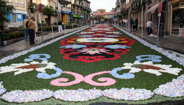 Unas de las alfombras florales realizadas en Ponteareas