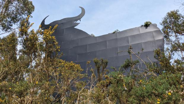 El toro de Osborne de La Coruña sobrevive en medio de la vegetación
