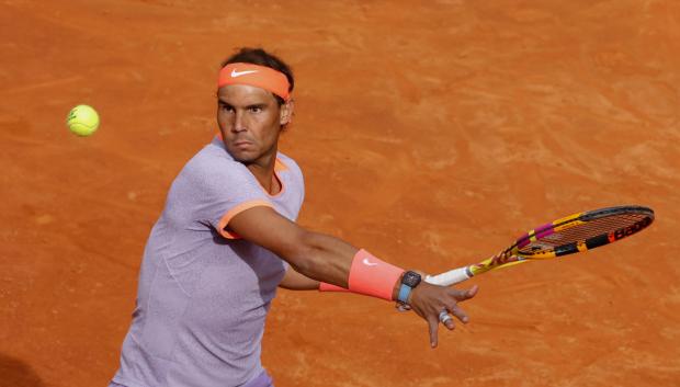 El tenista español Rafael Nadal devuelve la bola al estadounidense Darwin Blanch