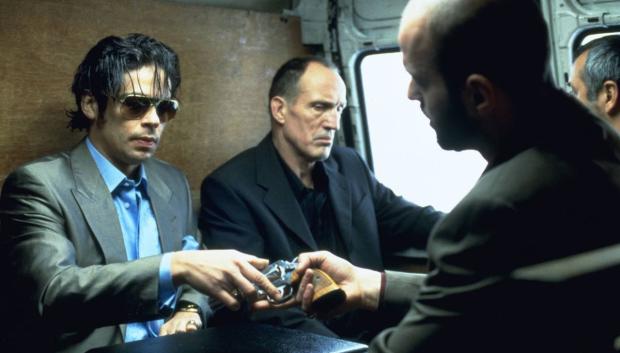 Benicio del Toro da vida al ladrón adicto al juego Frankie "Cuatro Dedos"