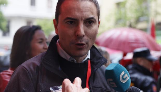 El secretario general del PSOE-M, Juan Lobato, atiende a los medios a su llegada a la sede socialista de Ferraz, donde se celebrará un Comité Federal