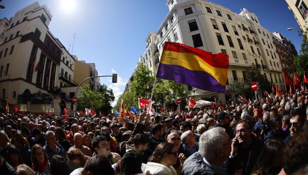 Simpatizantes del PSOE con una bandera republicana, en una manifestación con menos gente de la prevista, que se ha quedado únicamente en el tramo de la calle Ferraz