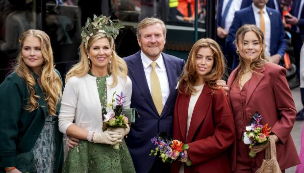 La princesa Catalina Amalia, la reina Máxima, el rey Guillermo, la princesa Alexia y la princesa Ariane posan a su llegada a la ciudad de Emmen para la celebración del Día del Rey.