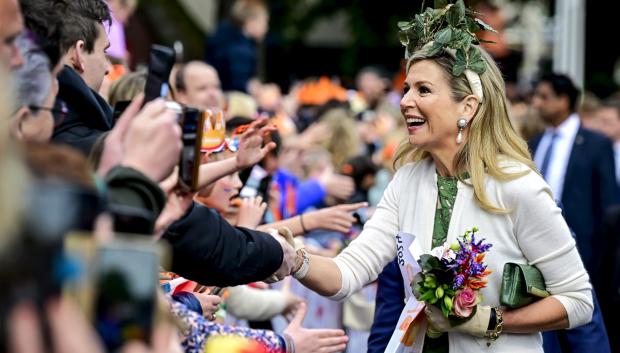 La reina Máxima saluda a los ciudadanos de Emmen durante la celebración del Día del Rey.