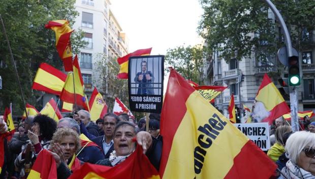 Pancartas de 'Sánchez dimisión' han ondeado sobre el cielo de Madrid