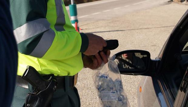 La DGT ya cobra las multas en plena carretera