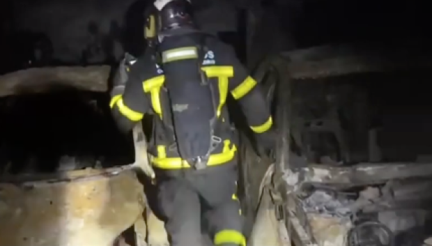 Los bomberos tuvieron que utilizar trajes con respiración autónoma