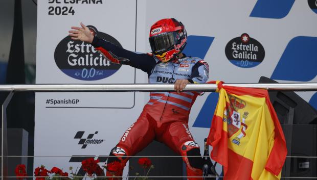 Marc Márquez baila en el podio después de acabar segundo en carrera