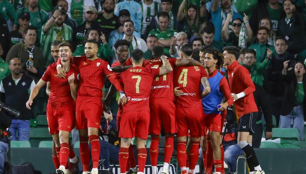 Los jugadores del Sevilla celebran tras marcar ante el Betis