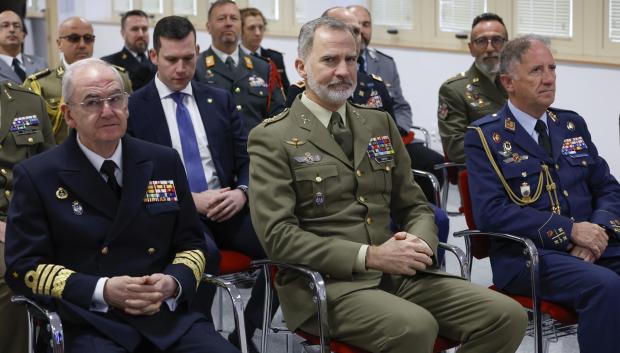 El Rey, con el Jefe del Estado Mayor de la Defensa, el almirante Teodoro López Calderón, entre otros, en el centro de explosivos