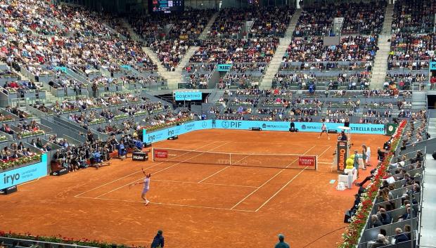 Nadal sirve ante la atenta mirada de la Manolo Santana