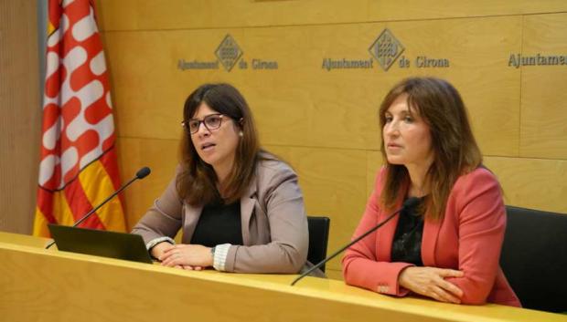 La vicealcaldesa Gemma Geis y la vicepresidenta segunda de la Diputación de Gerona, Mª Àngels Planas, en la rueda de prensa.