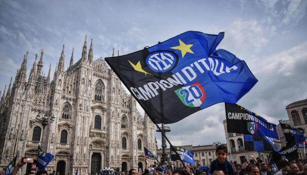 Aficionados del Inter celebran la liga en las calles de Milán
