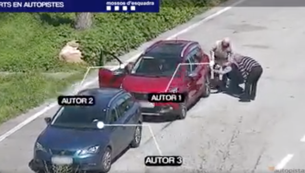 Hasta tres cómplices del coche azul roban a los ancianos del coche rojo