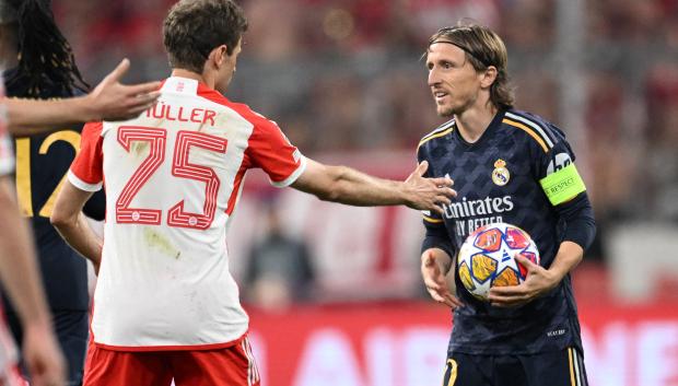 Thomas Mueller habla con Luka Modric durante el partido de ida de la semifinal de la Liga de Campeones de la UEFA