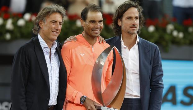 Rafa Nadal acompañado por el director del Mutua Madrid Open Feliciano López (d) y por el presidente y CEO del Mutua Madrid Open Gerard Tsobanian (i), recibe un homenaje tras su partido