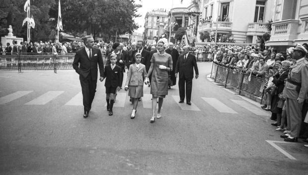 La Princesa Grace de Mónaco, la Princesa Carolina, el Príncipe Alberto (futuro Alberto II) y el Príncipe Rainiero III en la inauguración de la estatua de Carlos III en Mónaco, 1966