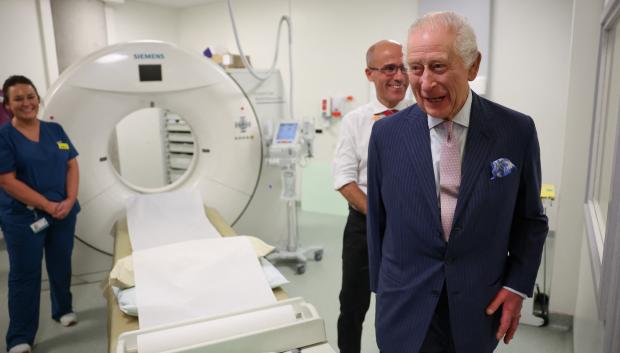 El Rey Carlos III, durante su visita de este martes al centro oncológico Macmillan del University College Hospital de Londres