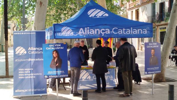 Carpa informativa de Aliança Catalana, en Barcelona.