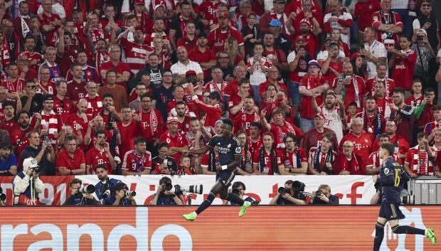Vinicius celebra un gol ante los aficionados del Bayern