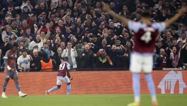 Los jugadores del Aston Villa celebran el gol del empate