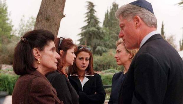 Leah Rabin y su familia se reúnen con Bill y Hillary Clinton, 1998