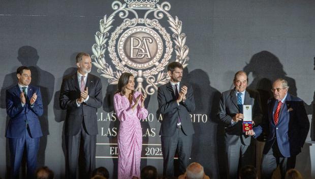 Los reyes Felipe VI y Letizia junto al presidente de la Junta de Andalucía, Juanma Moreno (i), y el ministro de Cultura y Deporte, Ernest Urtasun (d), aplauden tras entregar la Medalla de Oro al Mérito en las Bellas Artes a los ganaderos Eduardo y Antonio Miura