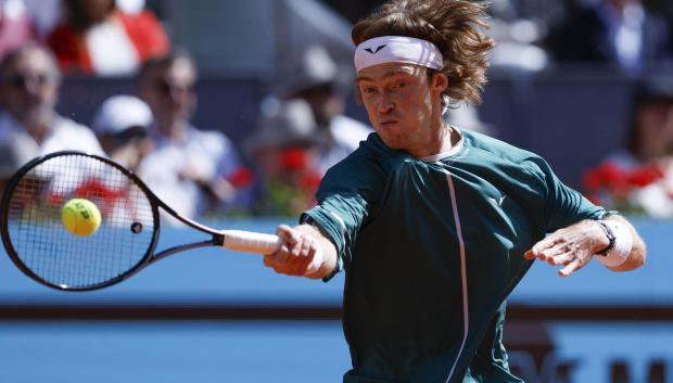 Andréi Rublev en acción ante Taylor Fritz durante el partido de semifinales del Mutua Madrid Open