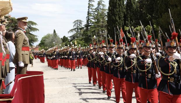 El Rey, durante el desfile en el participó la Princesa de Asturias