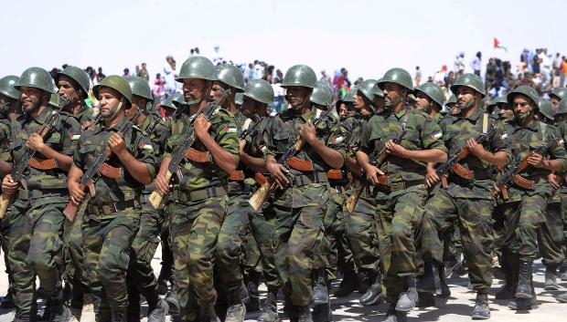 Soldados saharauis desfilan en Aousserd, en Tinduf