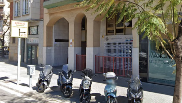 Entrada a una iglesia evangélica, en la calle Vilamarí de Barcelona.