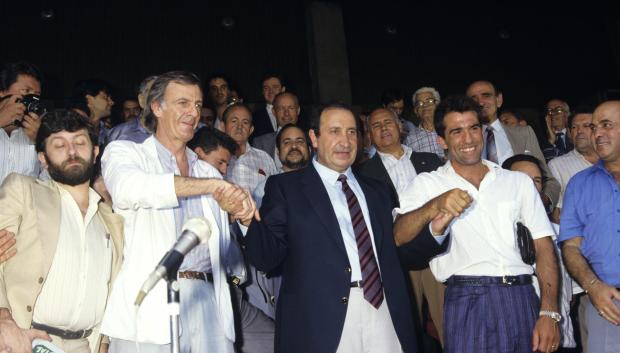Toma de posesión de Jesús Gil y Gil (c), como presidente del Atlético de Madrid, en la que presentó el fichaje de César Luis Menotti