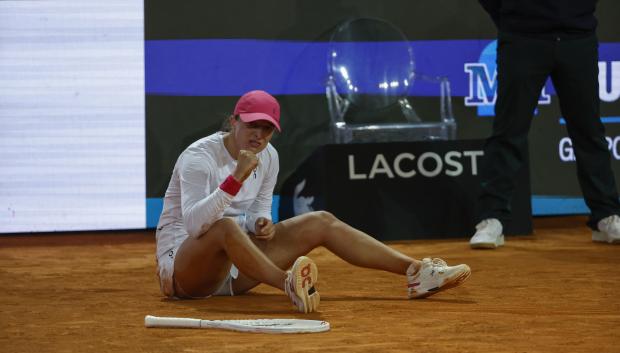 Iga Swiatek celebra su victoria ante la bielorrusa Aryna Sabalenka en la final individual femenina del Mutua Madrid Open
