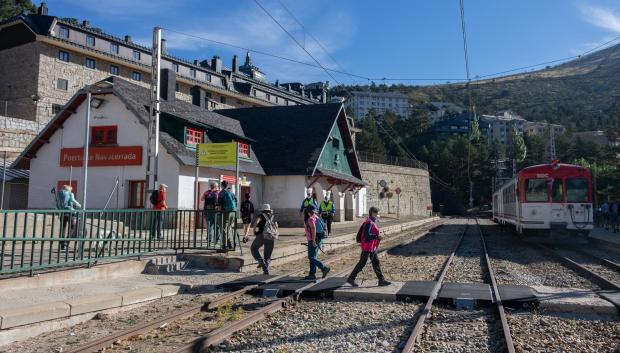 Viajeros en la estación de tren Puerto de Navacerrada