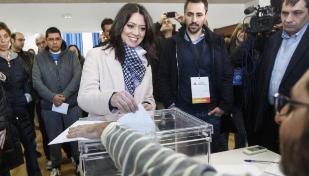Marcela Topor woman of politician Carles Puigdemont  during Catalan regional election in Barcelona, Spain, on Thursday, Dec. 21, 2017.