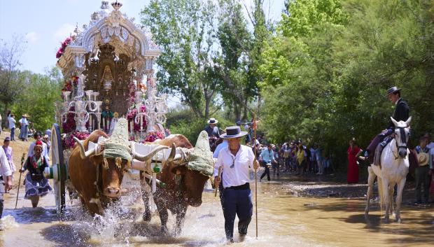 El el río Quema se celebran los bautismos de los peregrinos que van por primera vez a El Rocío