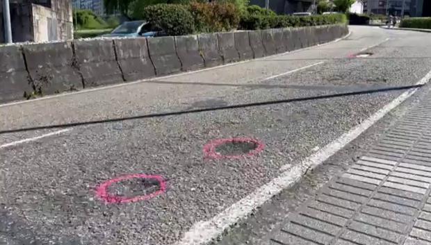 Un Policía Local en Vigo ha optado por pintar los baches de la carretera para avisar