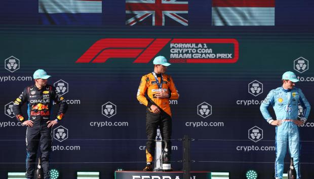 La rara imagen de Verstappen en el segundo escalón del podio