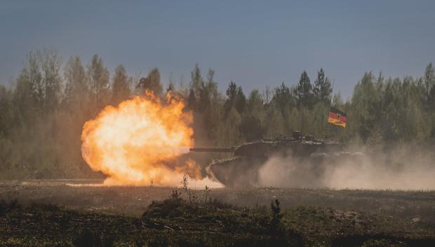 Un carro de combate alemán, durante un ejercicio en Letonia