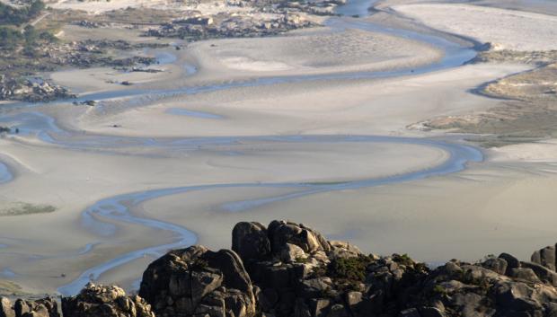 Es la playa más grande de Galicia con 7 kilómetros de longitud