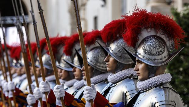 Miembros de la Guardia Suiza del Vaticano marchan antes de la ceremonia de juramento de los nuevos reclutas, este lunes en el Vaticano. El Papa Francisco recibió a los Guardias Suizo sen una audiencia antes de la tradicional ceremonia de juramento