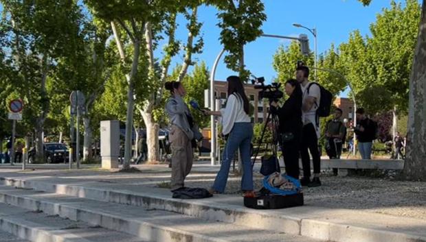 Reporteros de TVE realizando una entrevista a una alumna de la protesta durante la asamblea