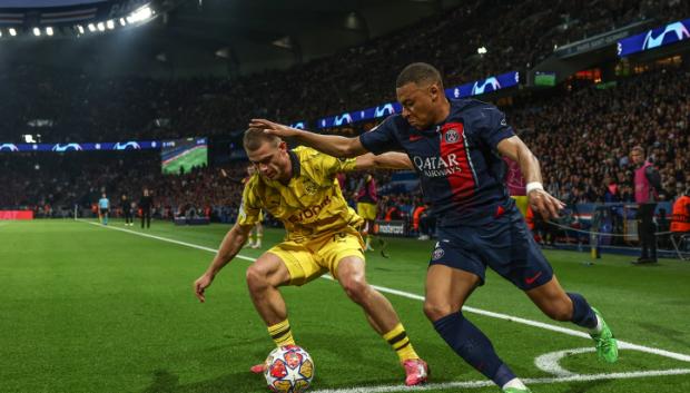 Mbappé intenta superar al lateral Ryerson