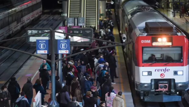 Pasajeros esperando en el andén a un tren de Cercanías en Madrid